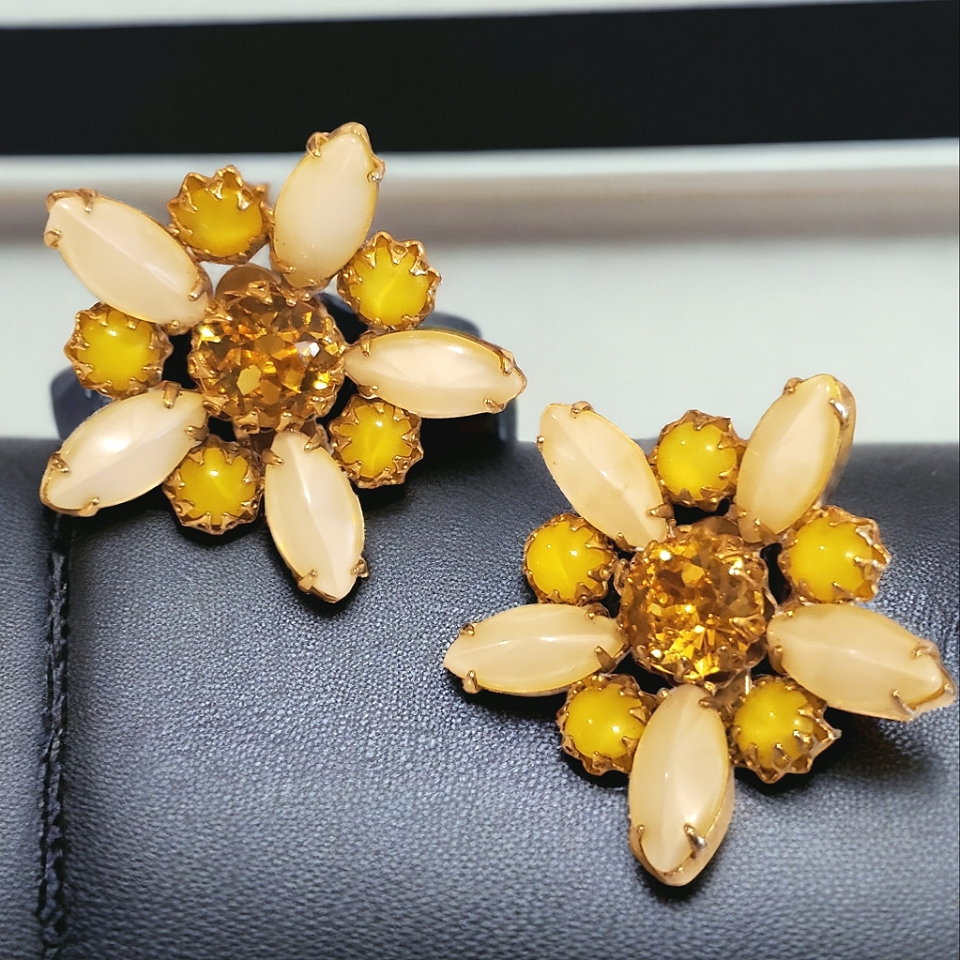 Schreiner Ny 1950's Daisy Jeweled Clip-On Earrings